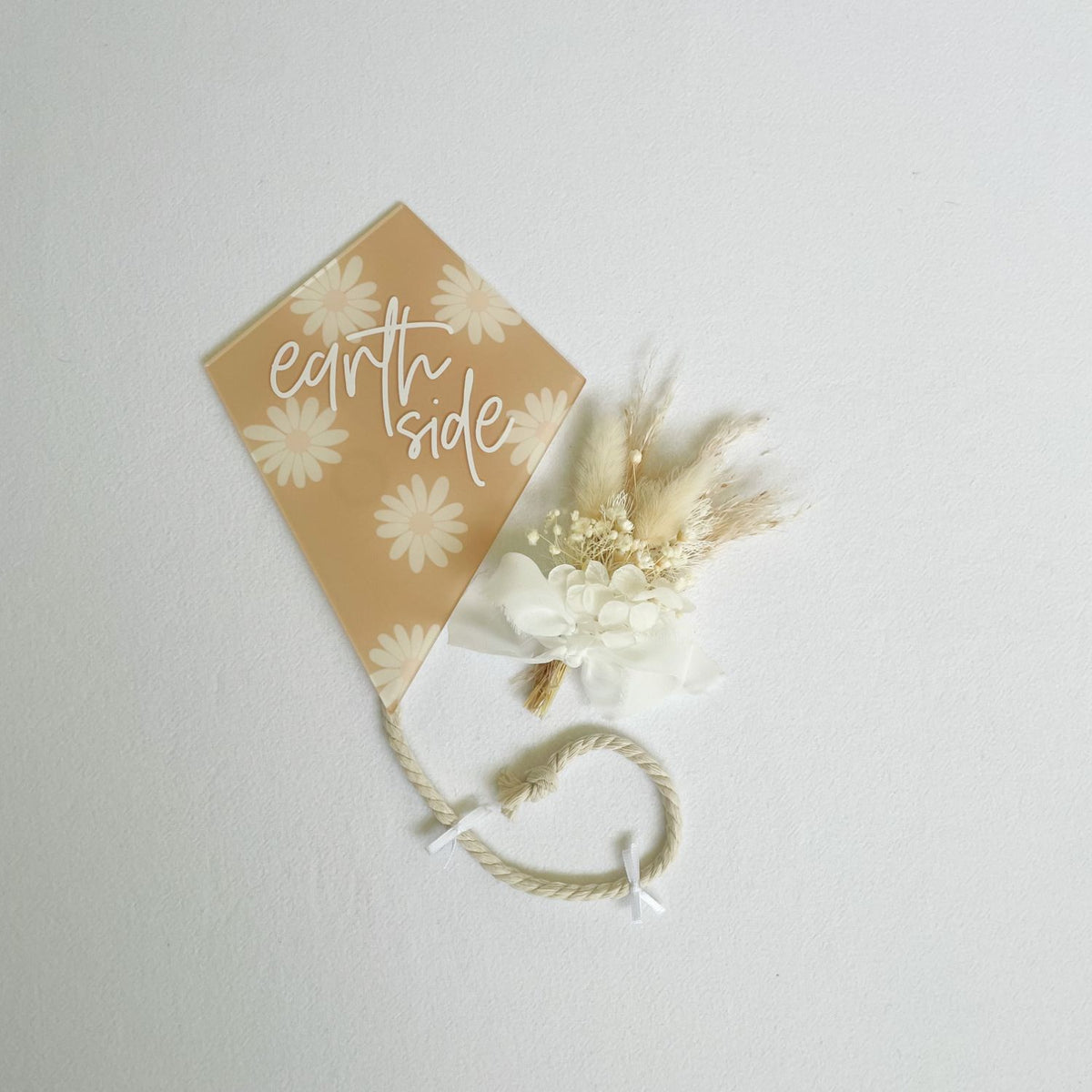 KITE BIRTH ANNOUNCEMENT DAISY Olive and August